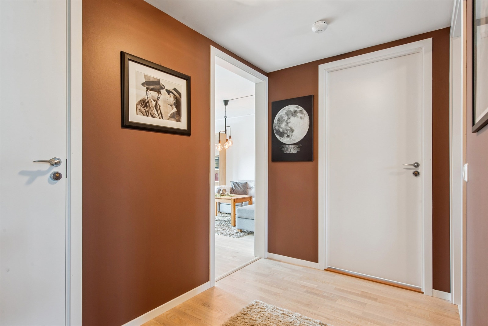 Gangen leder deg naturlig inn mot leilighetens sosiale sone. Galleribilde