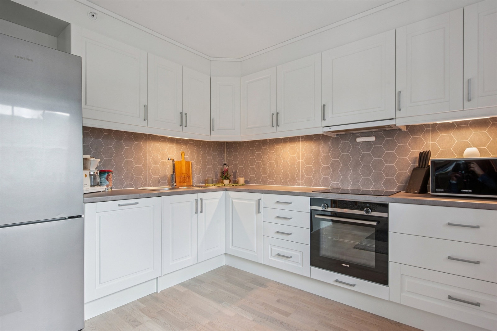 Kjøkkenet fra 2023 har profilerte fronter og integrerte hvitevarer. Galleribilde