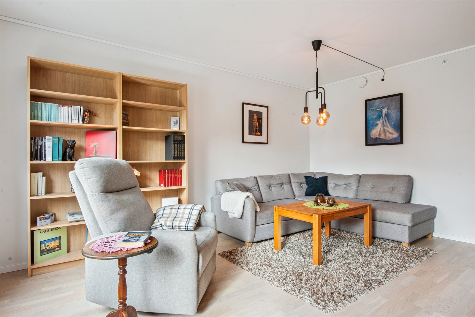 Store vindusflater fra 2023 gir rikelig med naturlig lys. Galleribilde