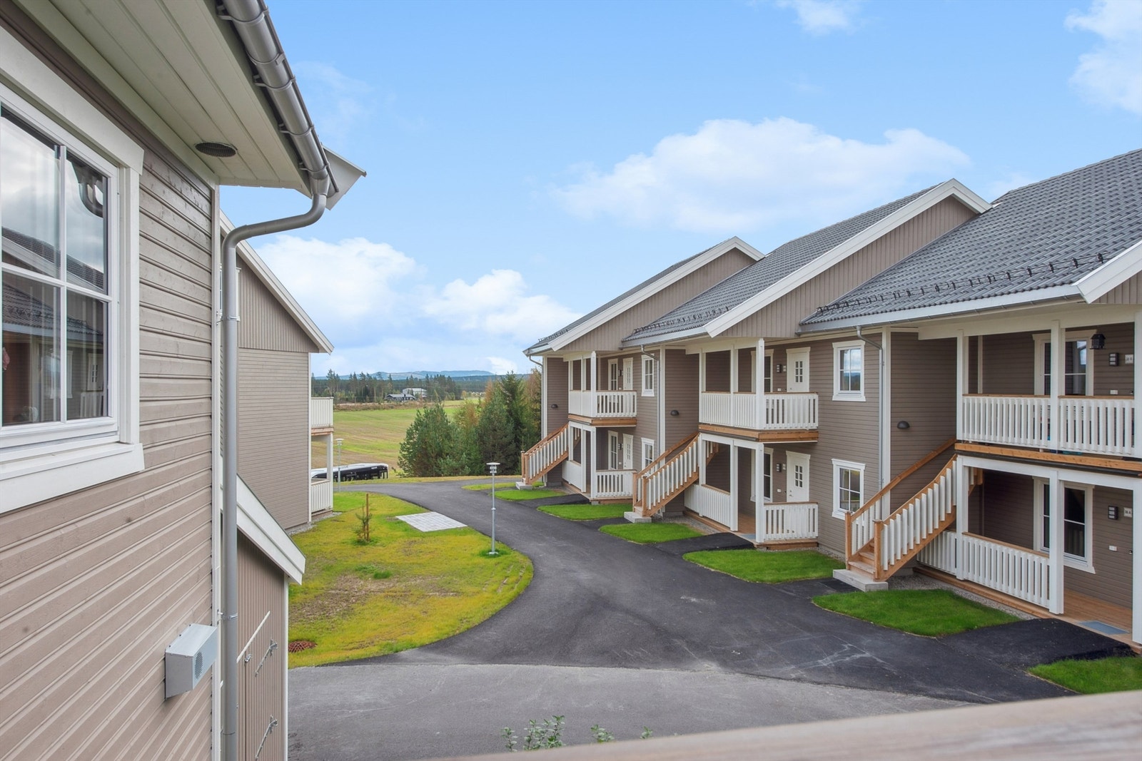 Fra leiligheten er det utsikt over nabolaget. Galleribilde