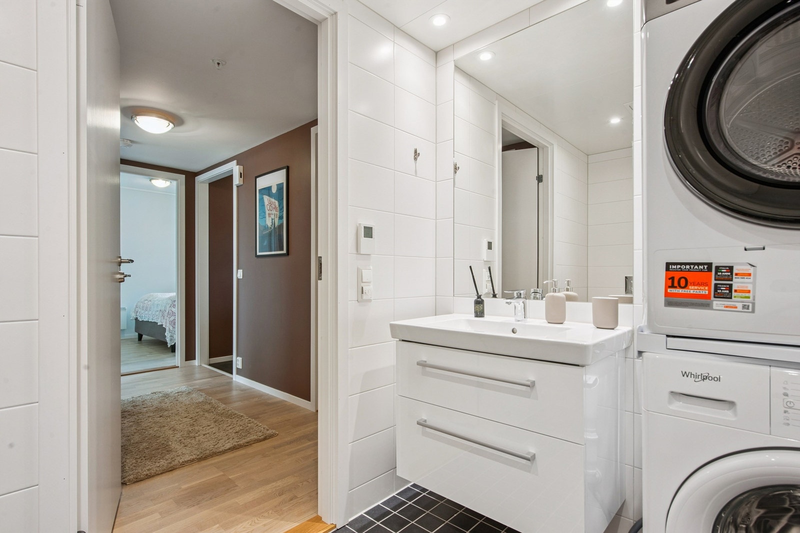 Det er praktisk opplegg for vaskesøyle, som kombinerer bad og vaskerom. Galleribilde