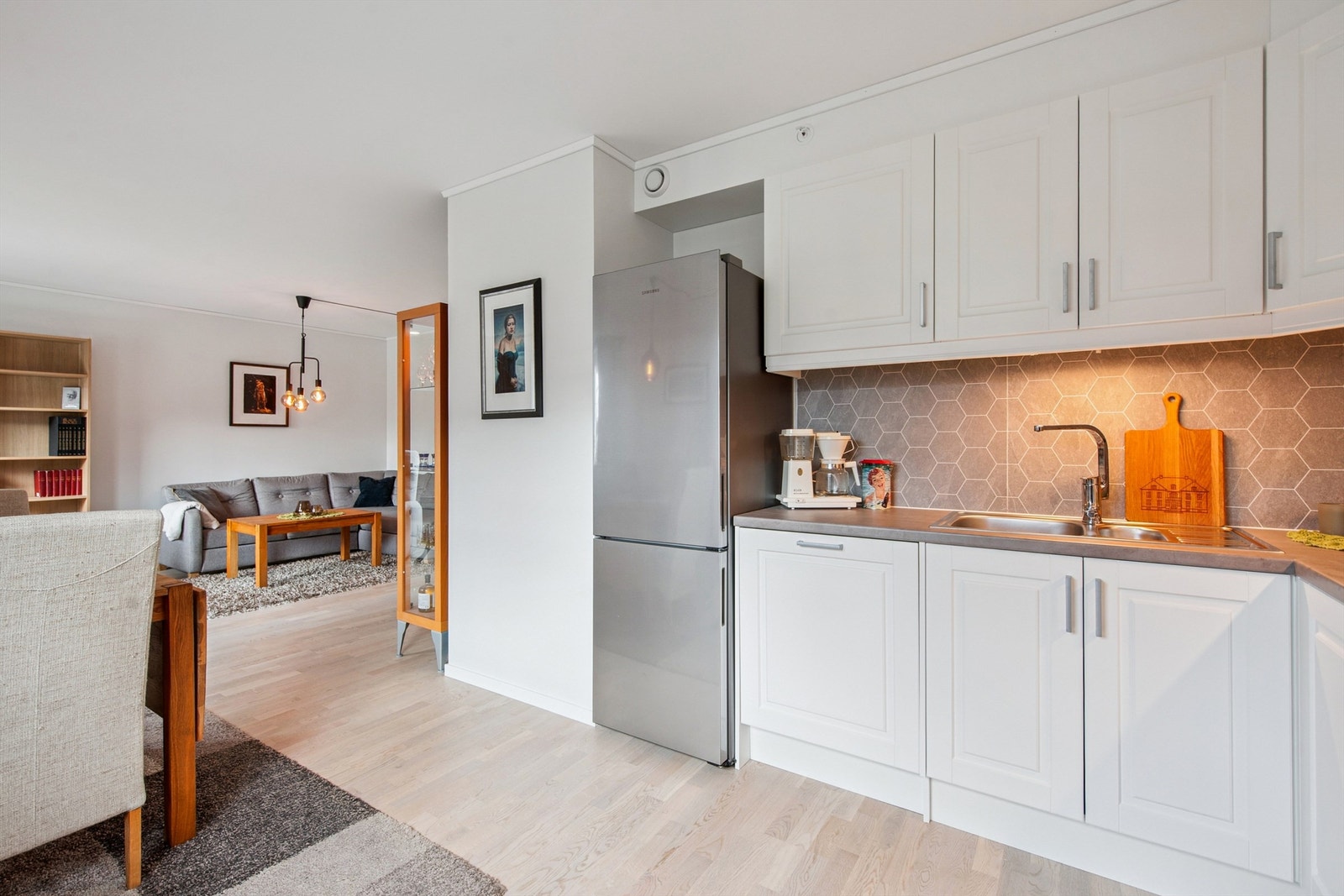 Den åpne løsningen mot stuen gjør dette til et sosialt samlingspunkt. Galleribilde