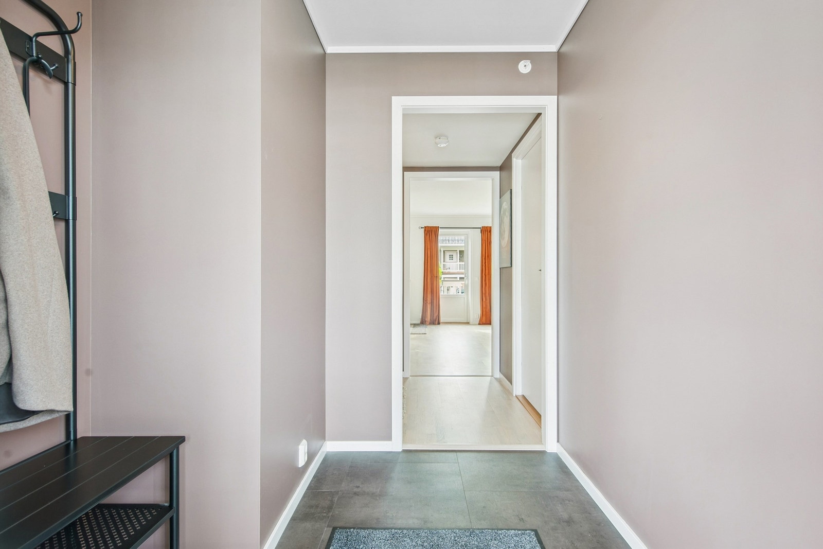 Fra entreen åpner leiligheten seg videre innover. Galleribilde