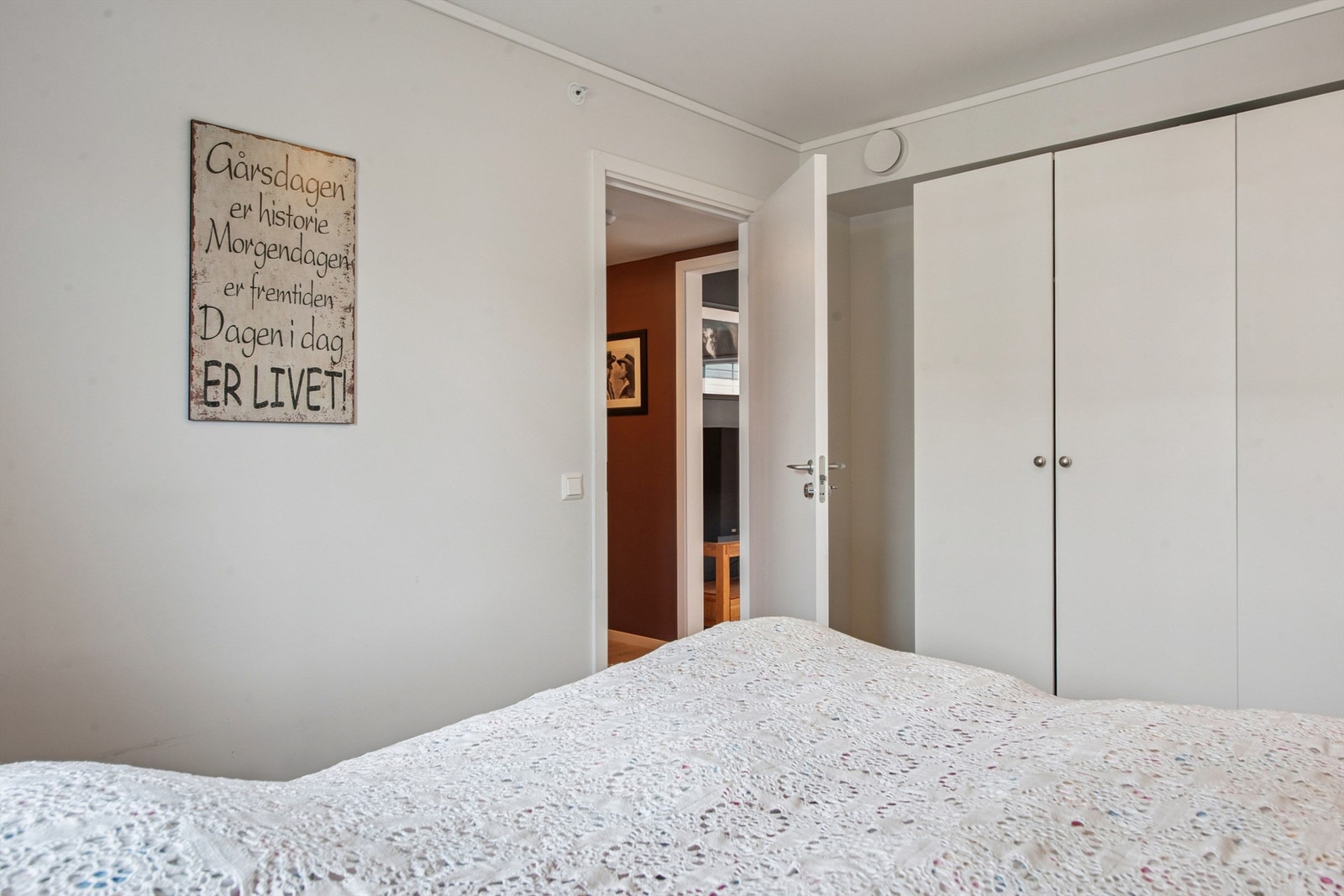 Lyse og nøytrale overflater gir et rolig uttrykk. Galleribilde