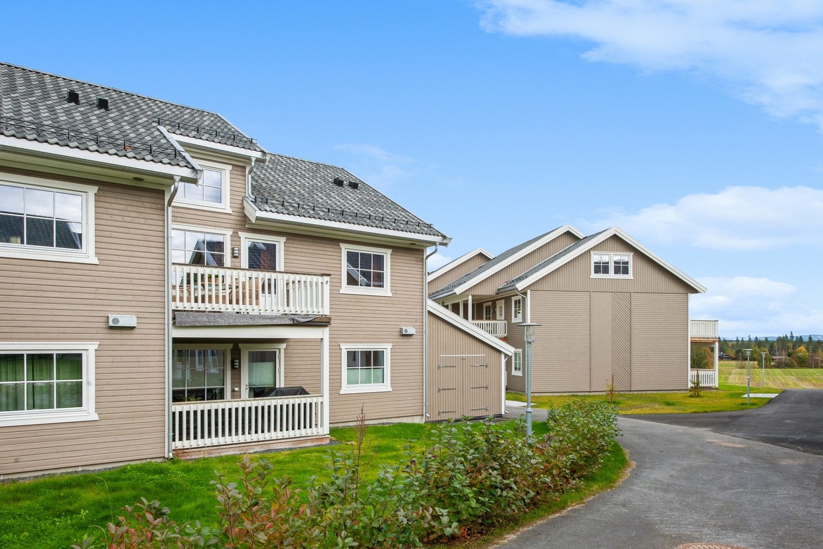 Bygget har liggende kledning og saltak med betongtakstein. Galleribilde