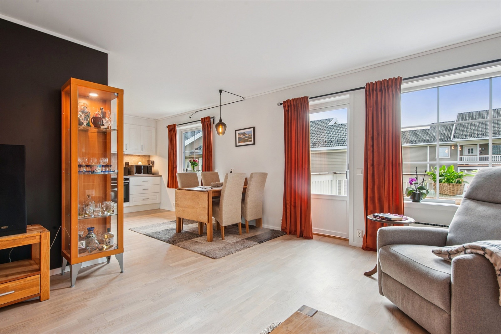 Stuen er romslig og har plass til både sofagruppe og spisebord. Galleribilde