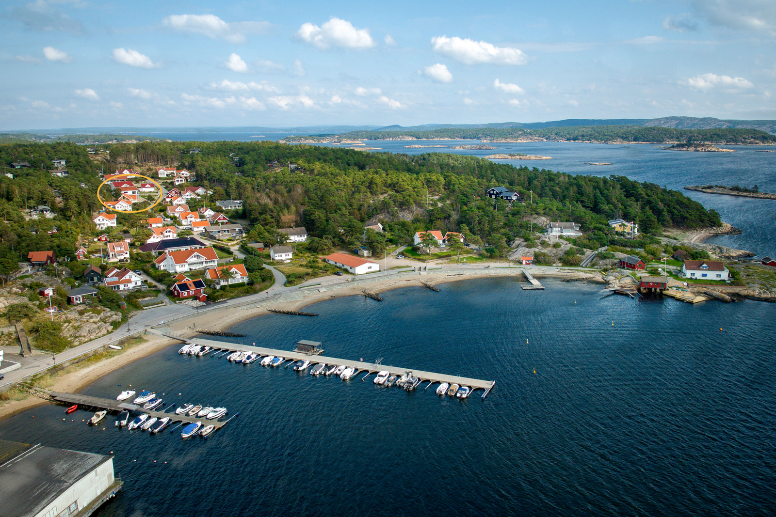 Bystranda har blitt en fin og populær fristrand, kun noen hundre meter fra torget i Skjærhalden. Galleribilde
