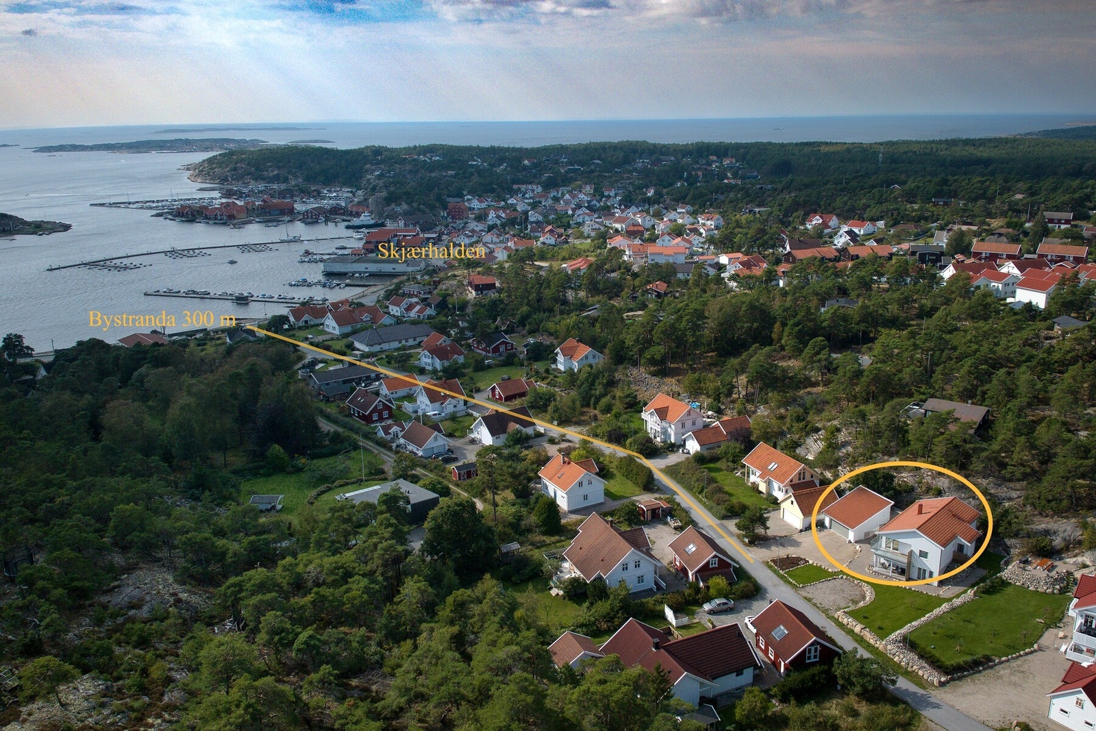 Det er slippers- og slåbrokavstand ned til den fine bystranda og småbåthavna. Rett bortenfor ligger sentrum av Skjærhalden. Galleribilde