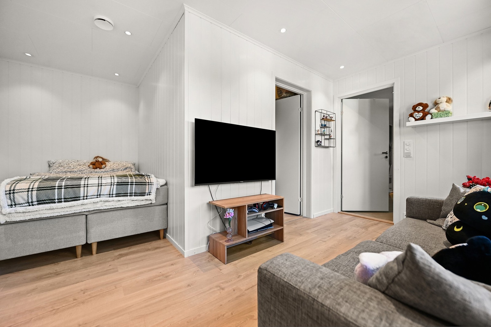 Soverom med direkte tilgang til garderobe. Galleribilde