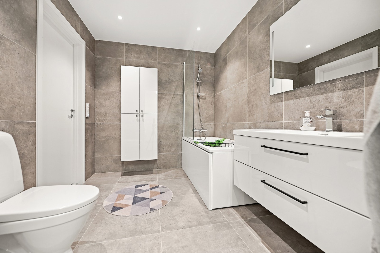 Pent og romslig bad med varmekabler. Galleribilde