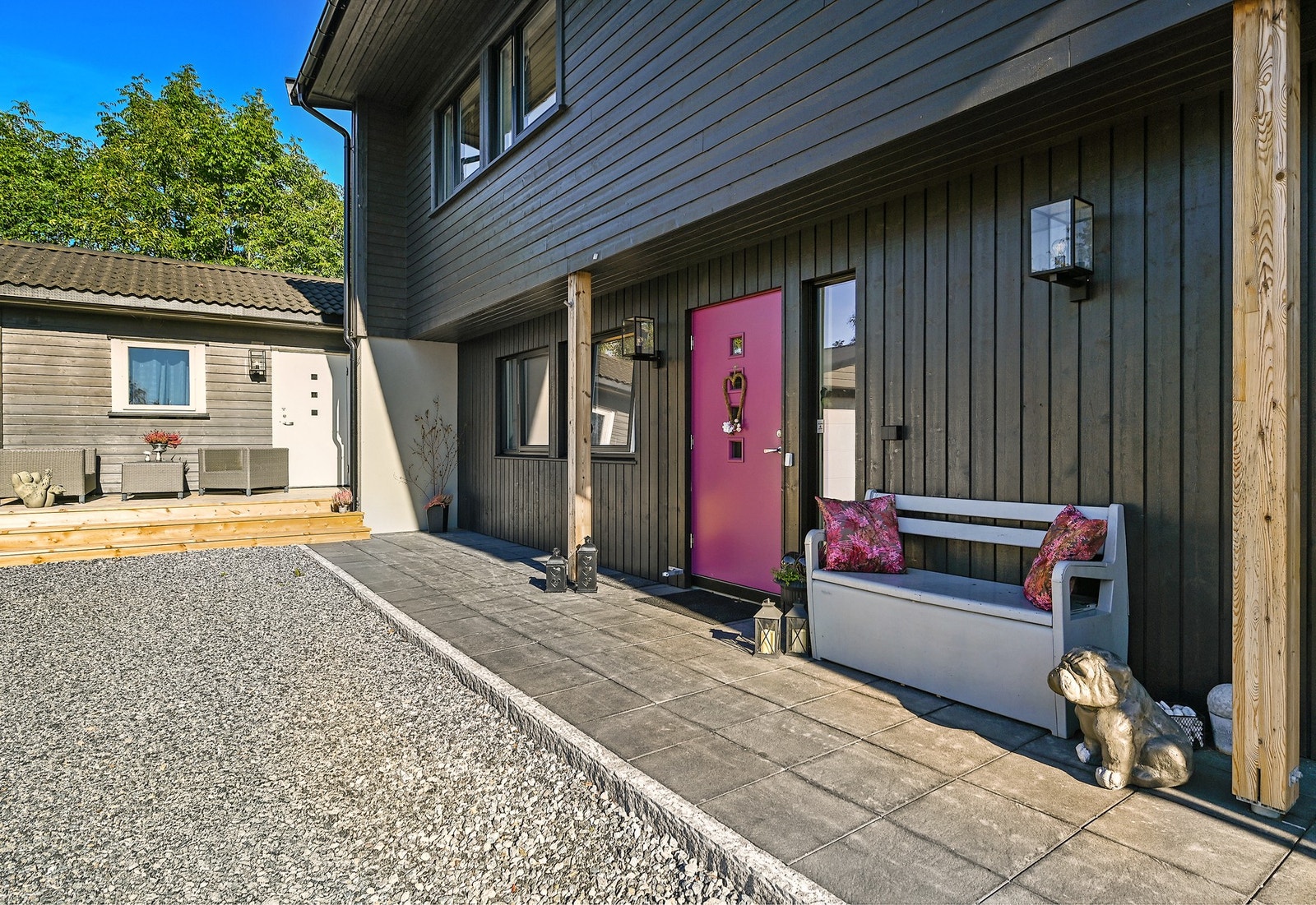 Inngangsparti med takoverbygg. Galleribilde