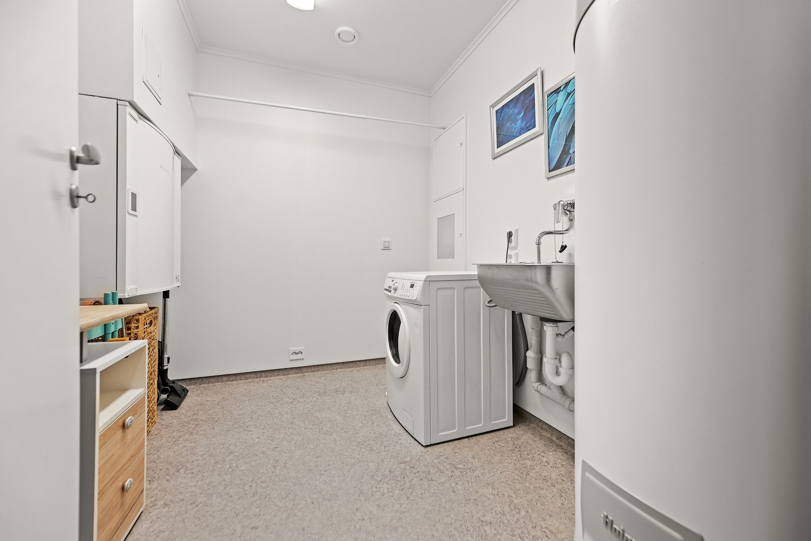 Inn døren fra badet så finner du et praktisk vaskerom. Galleribilde