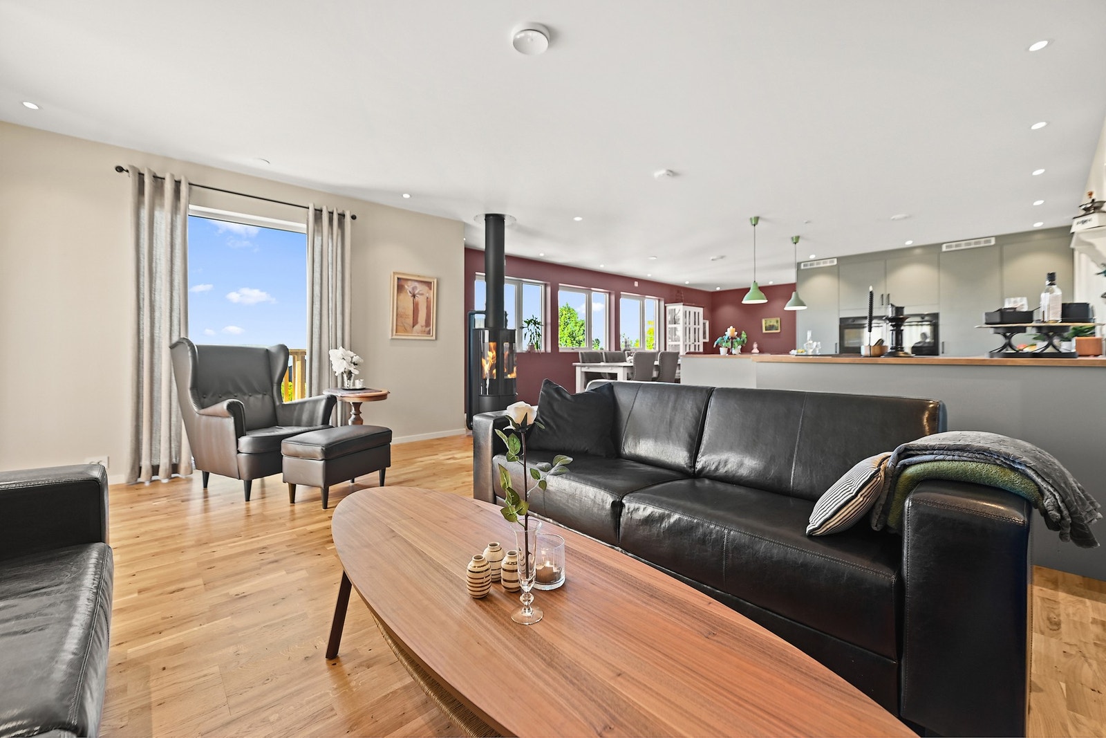 I midten av rommet finner du lukket ovn. Det er i tillegg luft til luft varmepumpe fra 2024 i 1. etg. Galleribilde