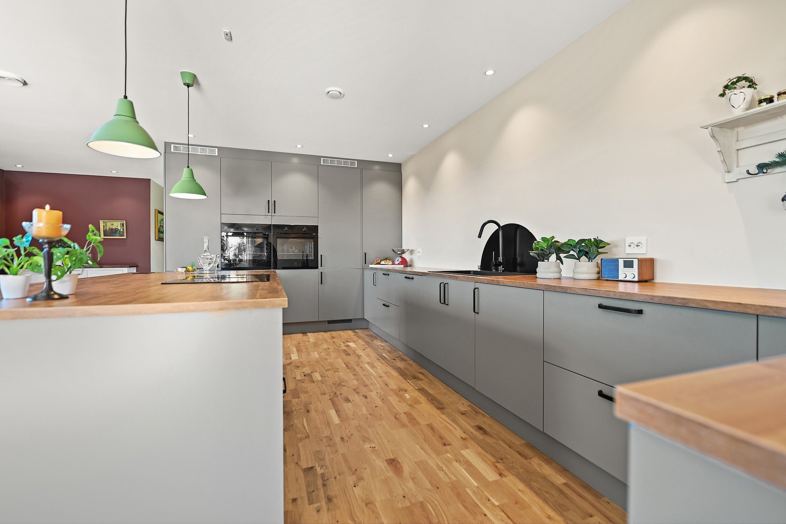 Moderne kjøkken fra Sigdal. Her har du masse skap- og benkeplass. Galleribilde