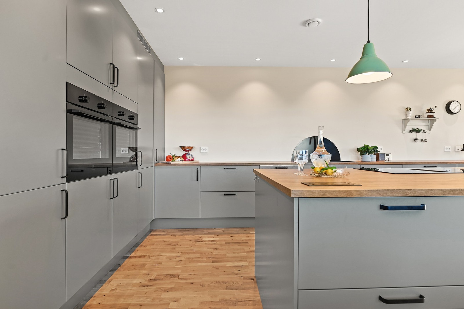 Integrert 2 stekeovner, platetopp, oppvaskmaskin, kjøleskap og fryseskap. Galleribilde