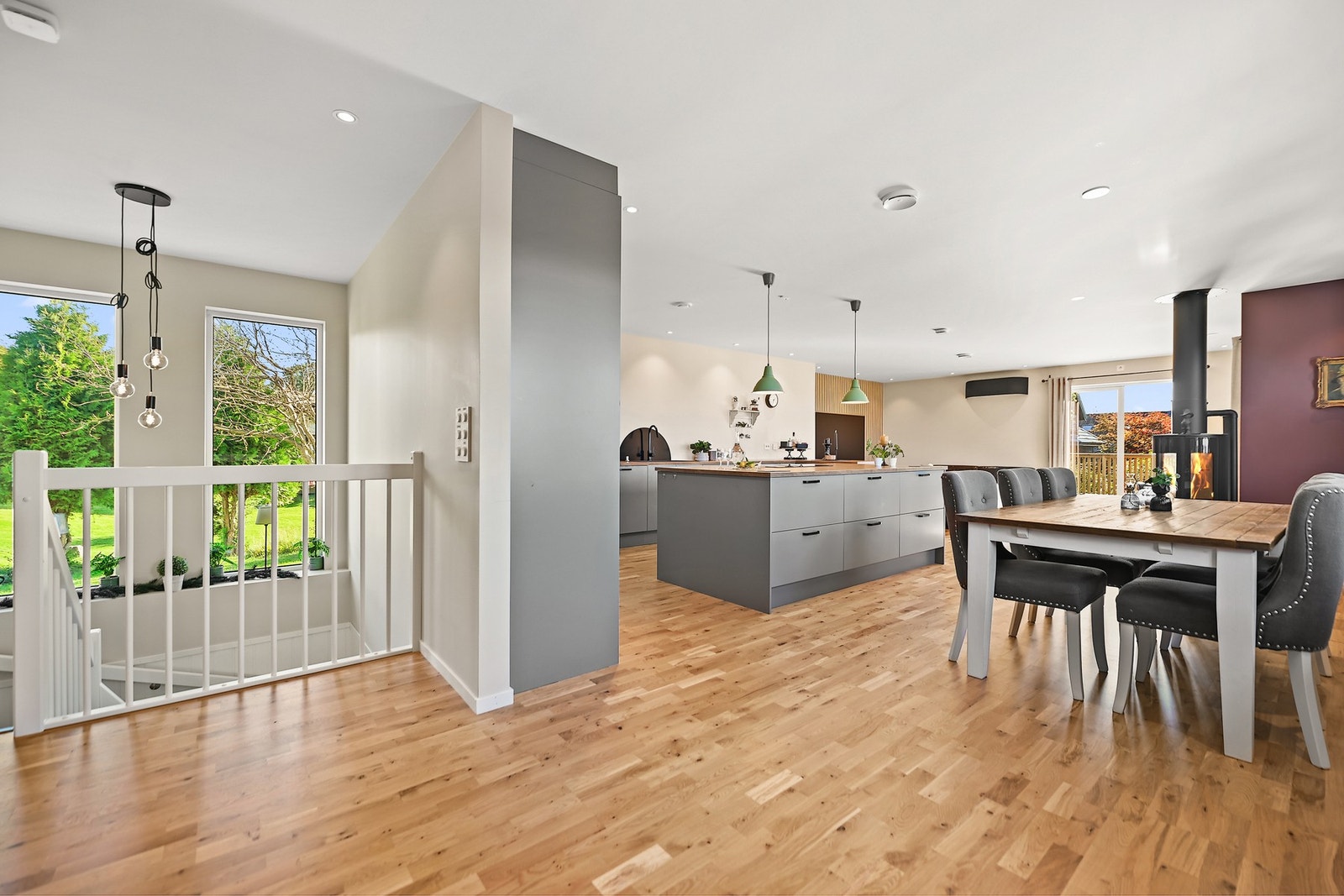 Store vinduer gir rikelig med lysinnslipp i hovedetasjen. Galleribilde