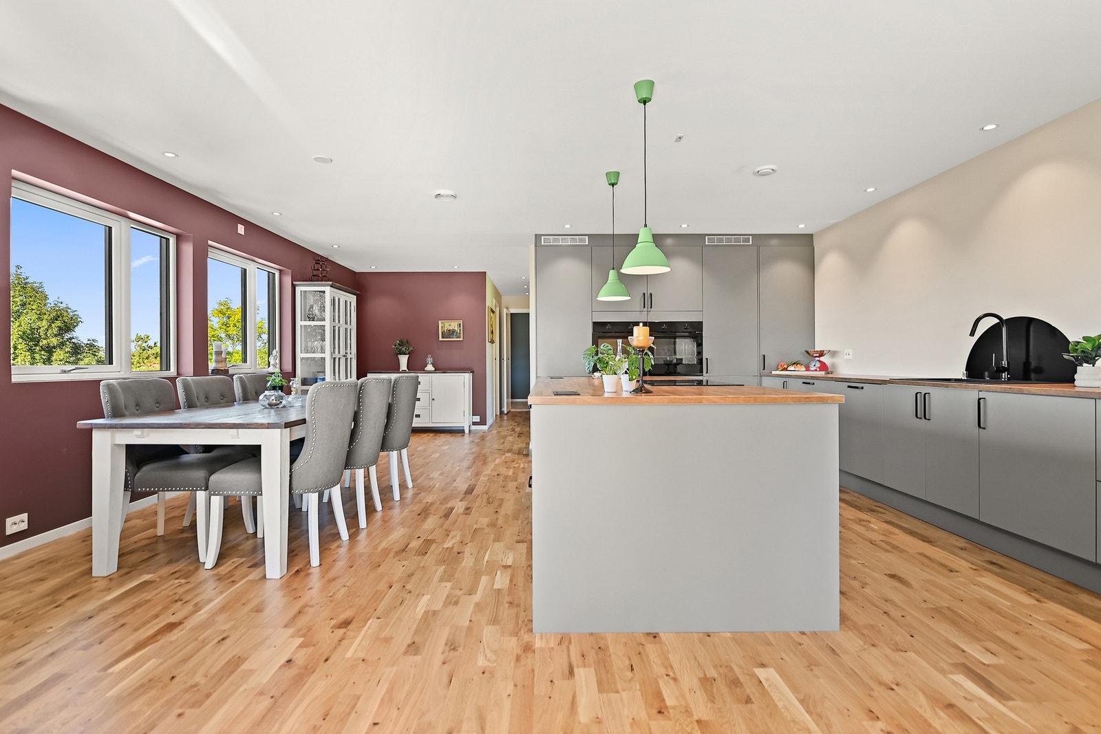 Stue/kjøkken har naturlig soner til både spisebord og sofakrok. Galleribilde