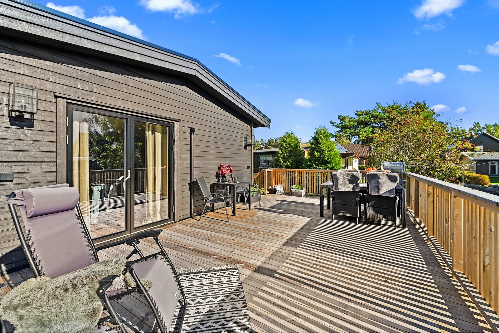 Her er det god plass til utemøbler og grill. Fantastisk til varme dager. Galleribilde