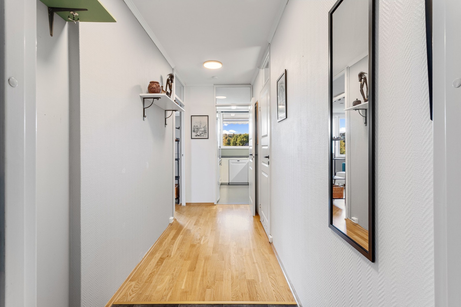 God plass til ulike oppbevaringsløsinger, samt oppheng av yttertøy. Galleribilde