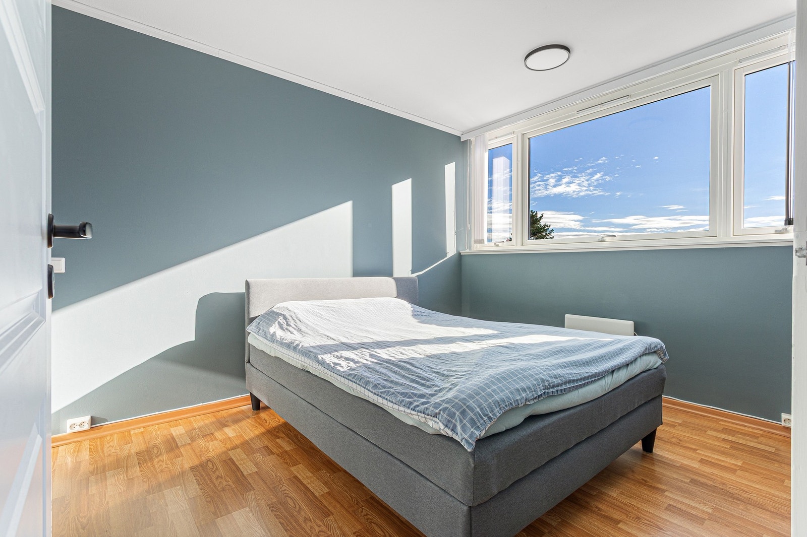 Lekkert soverom på 11,5 m², med god plass til dobbeltseng, skrivebord og oppbevaringsløsninger. Galleribilde