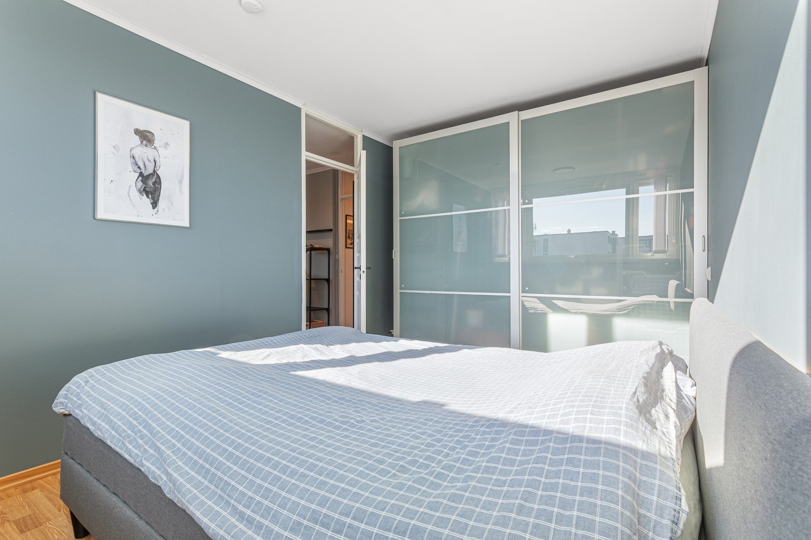 Pen skyvedørsgarderobe som følger med i handelen. Galleribilde