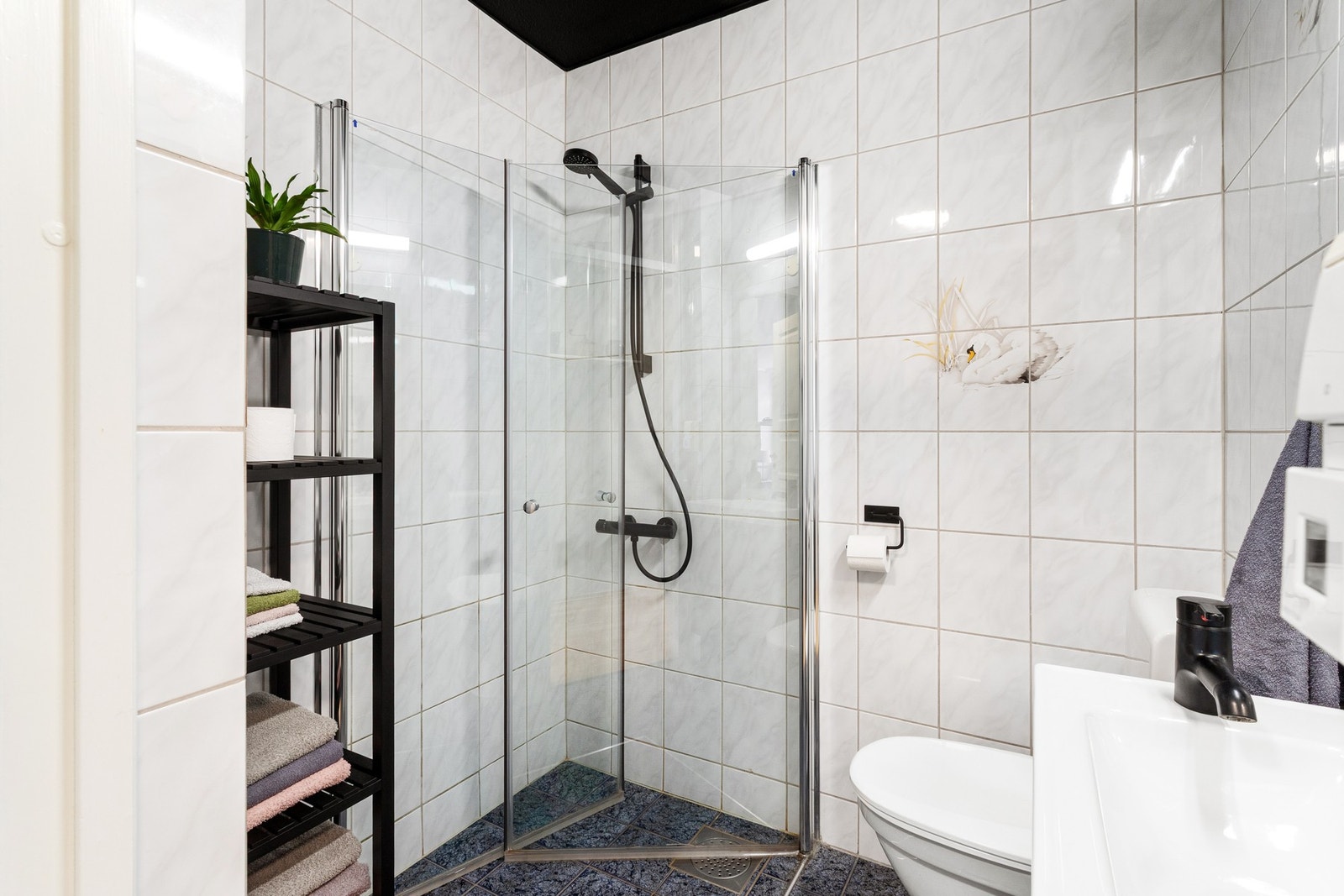 Badet har dusj med innfellbare dusjdører. Galleribilde