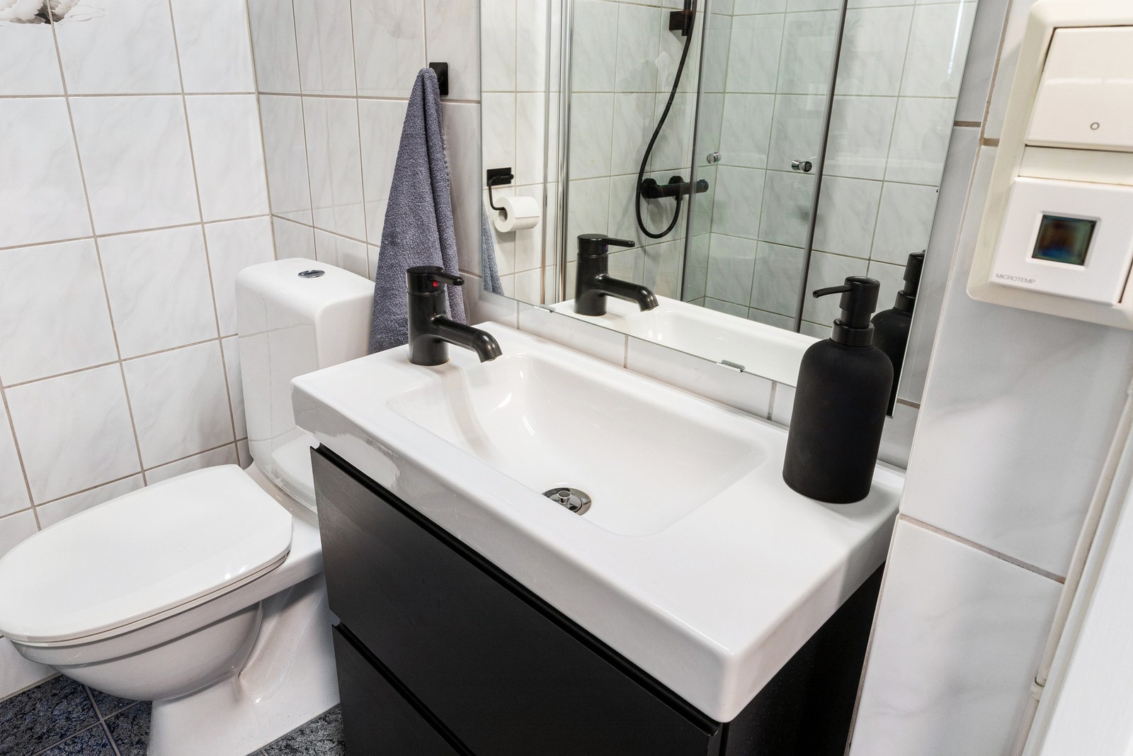 Servant i skap. Galleribilde