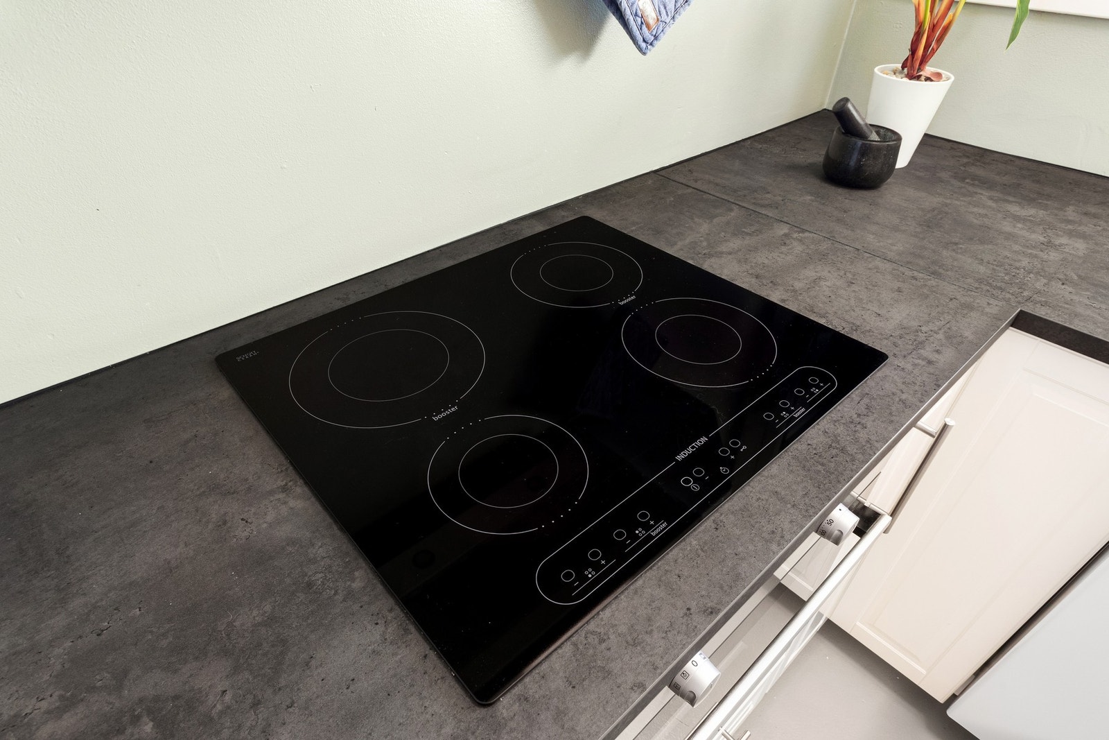 Kjøkkenet har integrert stekeovn, platetopp og har opplegg for vaske- og oppvaskmaskin. Galleribilde