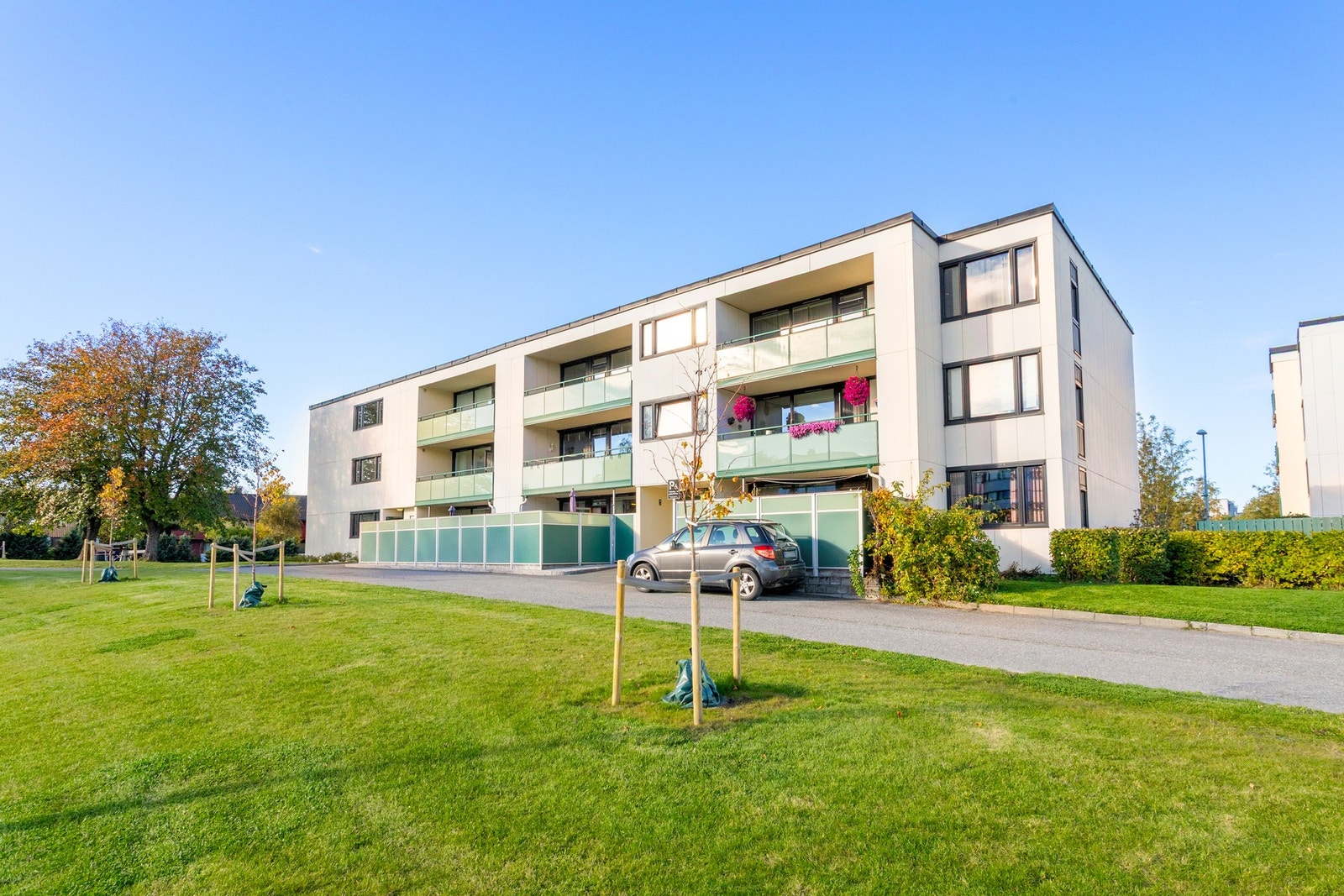 Leiligheten ligger i et rolig og veletablert nabolag som passer perfekt for barnefamilier, med lite trafikk, trygge omgivelser og flere lekeplasser rett i nærheten. Galleribilde