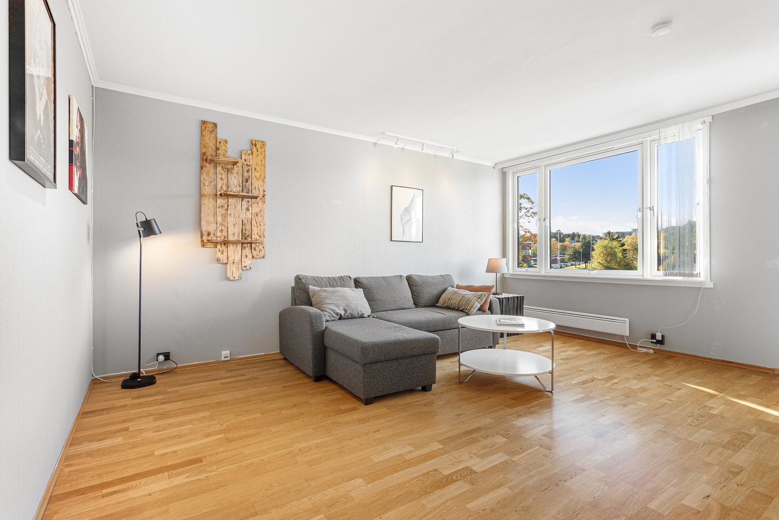 Pen og romslig 2-roms toppleilighet i lavblokk med usjenert beliggenhet. Galleribilde