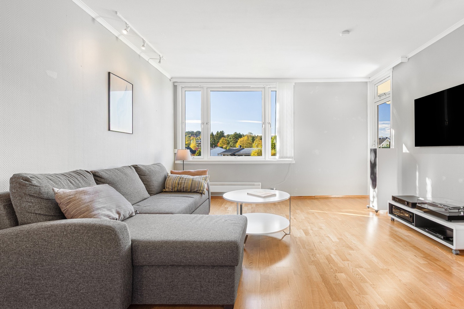 Kabel-TV og internett med fiber er inkludert i de månedlige felleskostnadene. Galleribilde