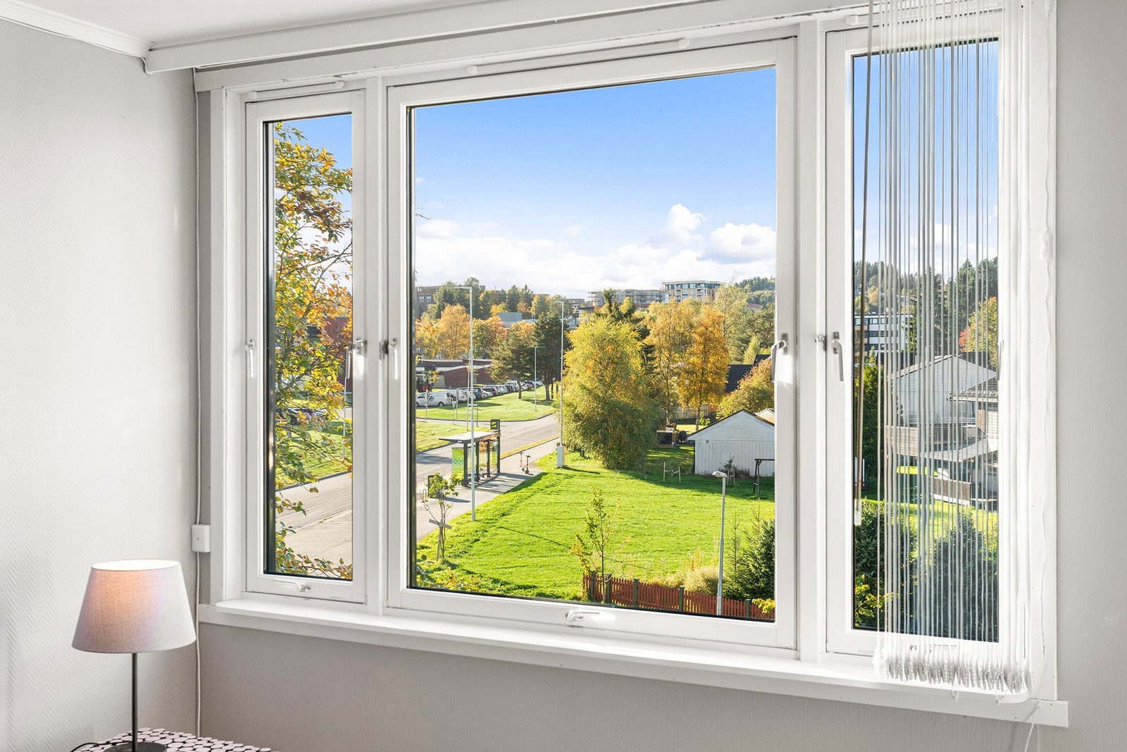 Fredelig utsikt ut mot grønne omgivelser og nabolaget. Galleribilde