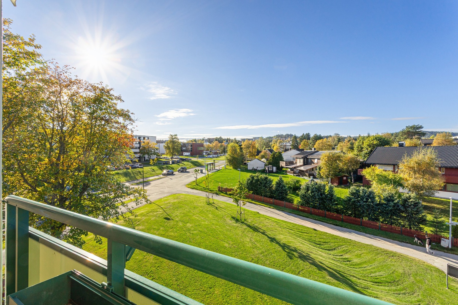 Parkering på felles parkeringsplass i borettslaget. Borettslaget har 257 garasjeplasser, med ferdigstilt ladepunkter i alle garasjer. Galleribilde
