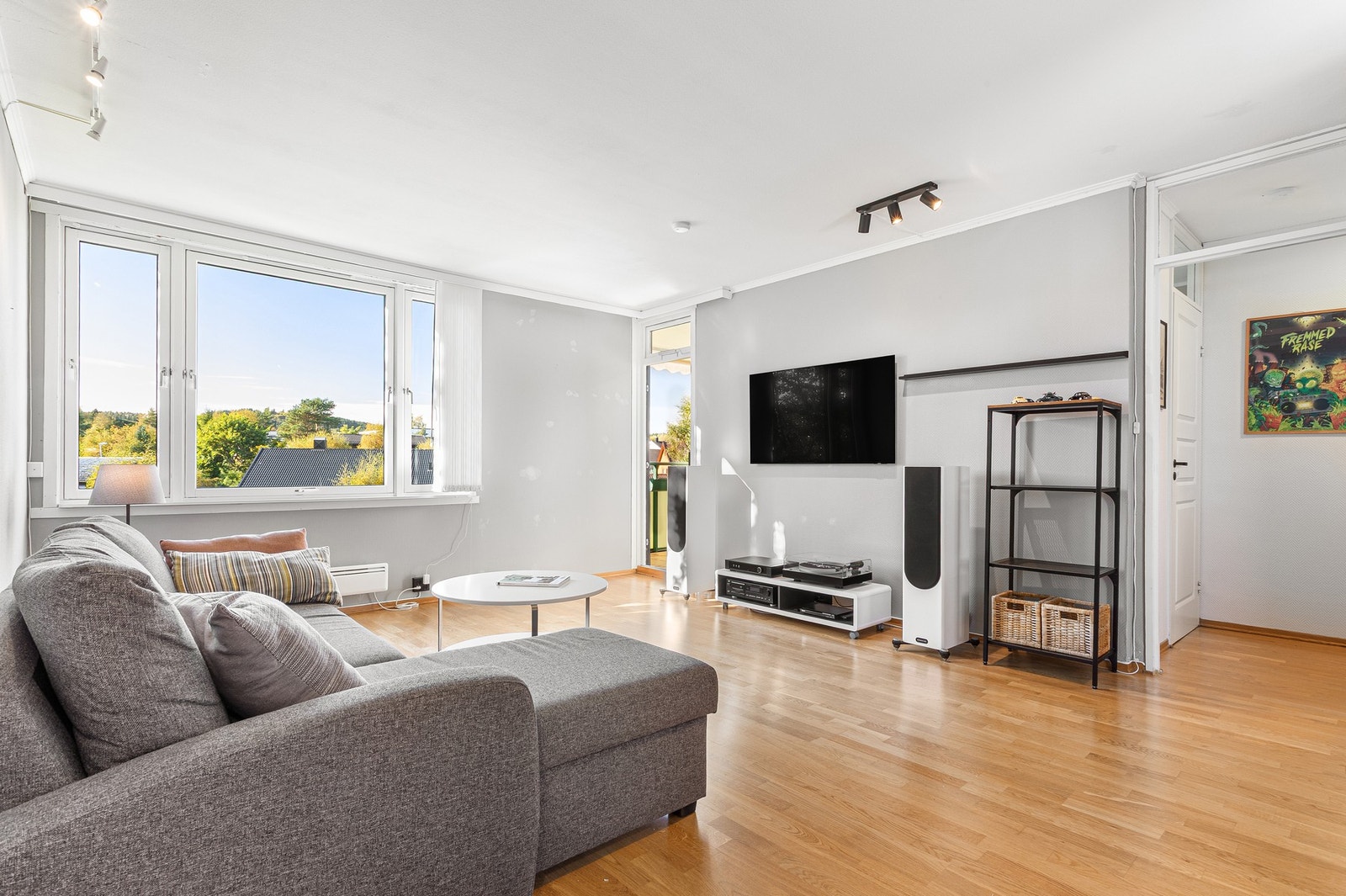 Praktisk og romslig stue på 21,5m² med god plass til ønsket møblering. Galleribilde