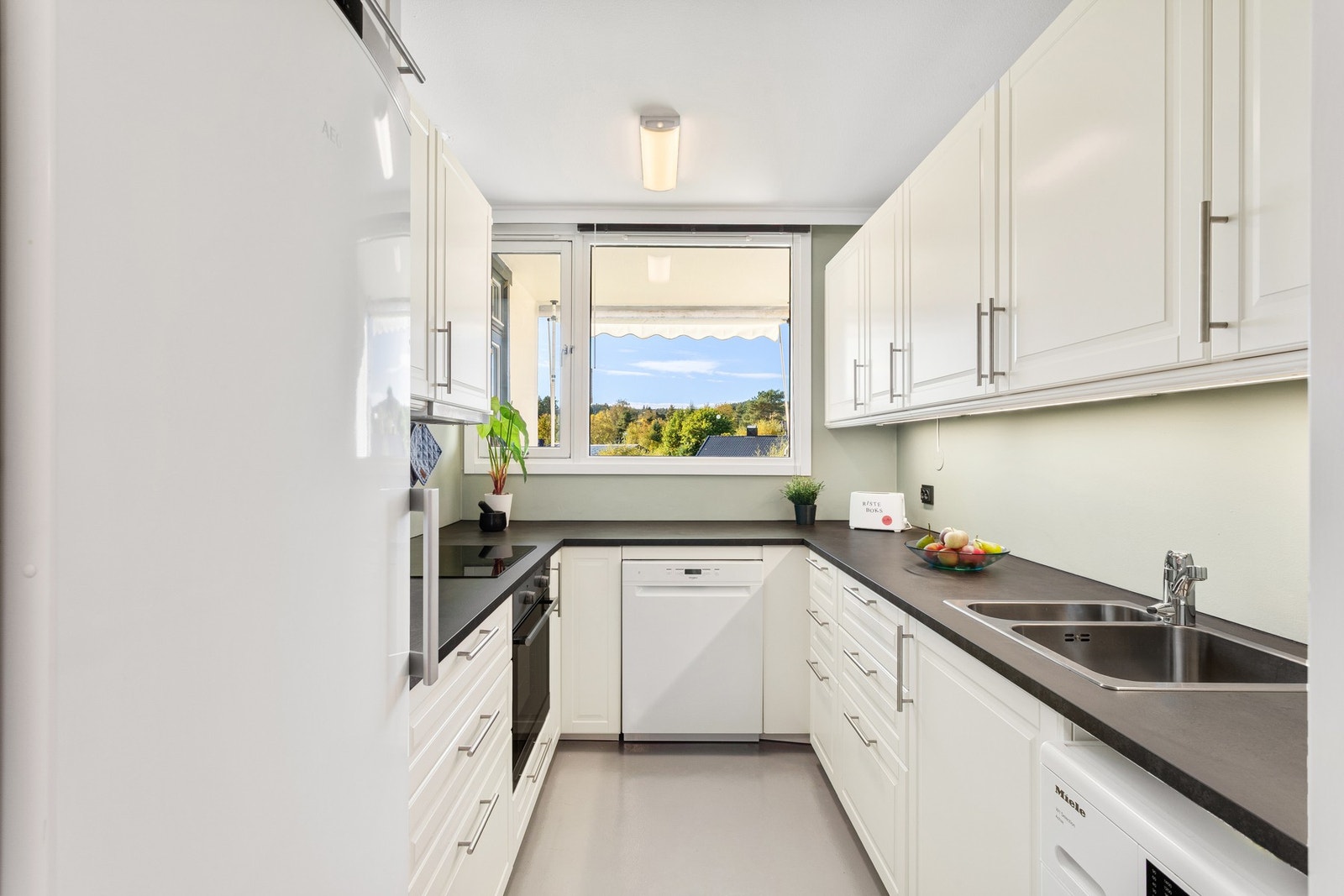 Romslig adskilt kjøkken med rikelig av skap- og benkeplass. Galleribilde