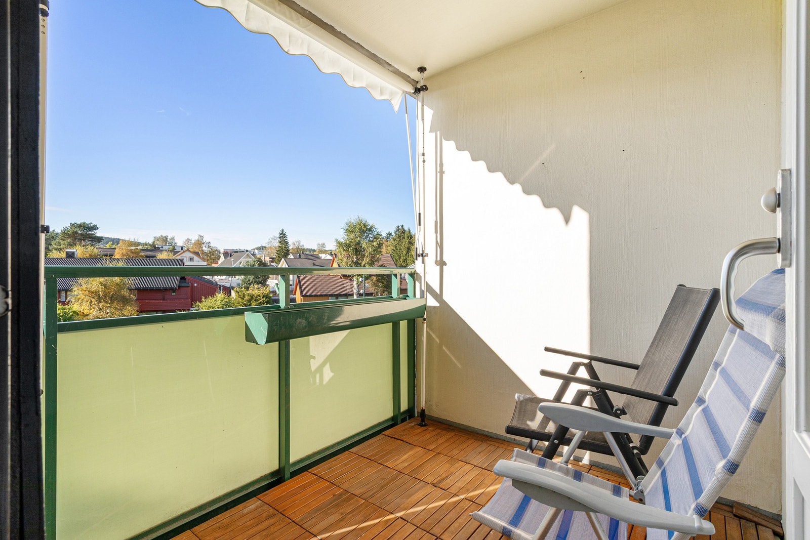 Lekker vestvendt balkong med ypperlige solforhold. Kan fint benyttes året rundt med takoverbygg. Galleribilde