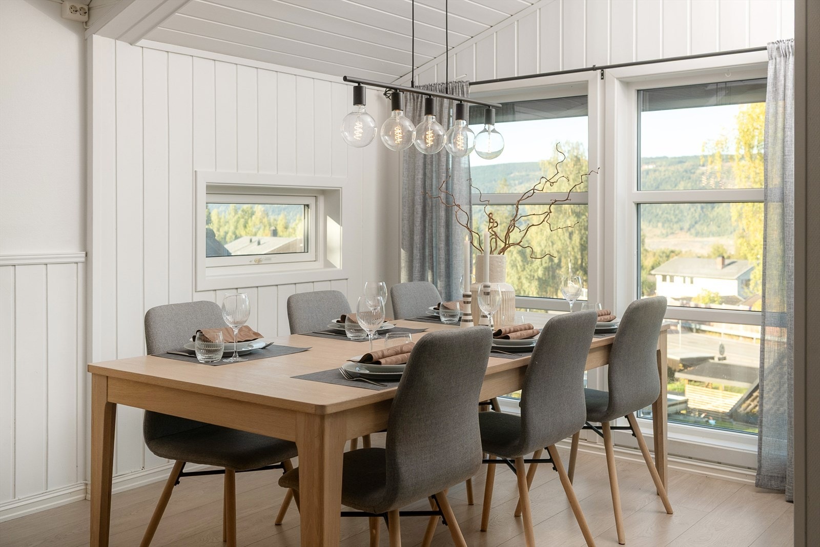 Lys og fin spiseplass med god plass til langbord. Dør ut til balkong. Galleribilde