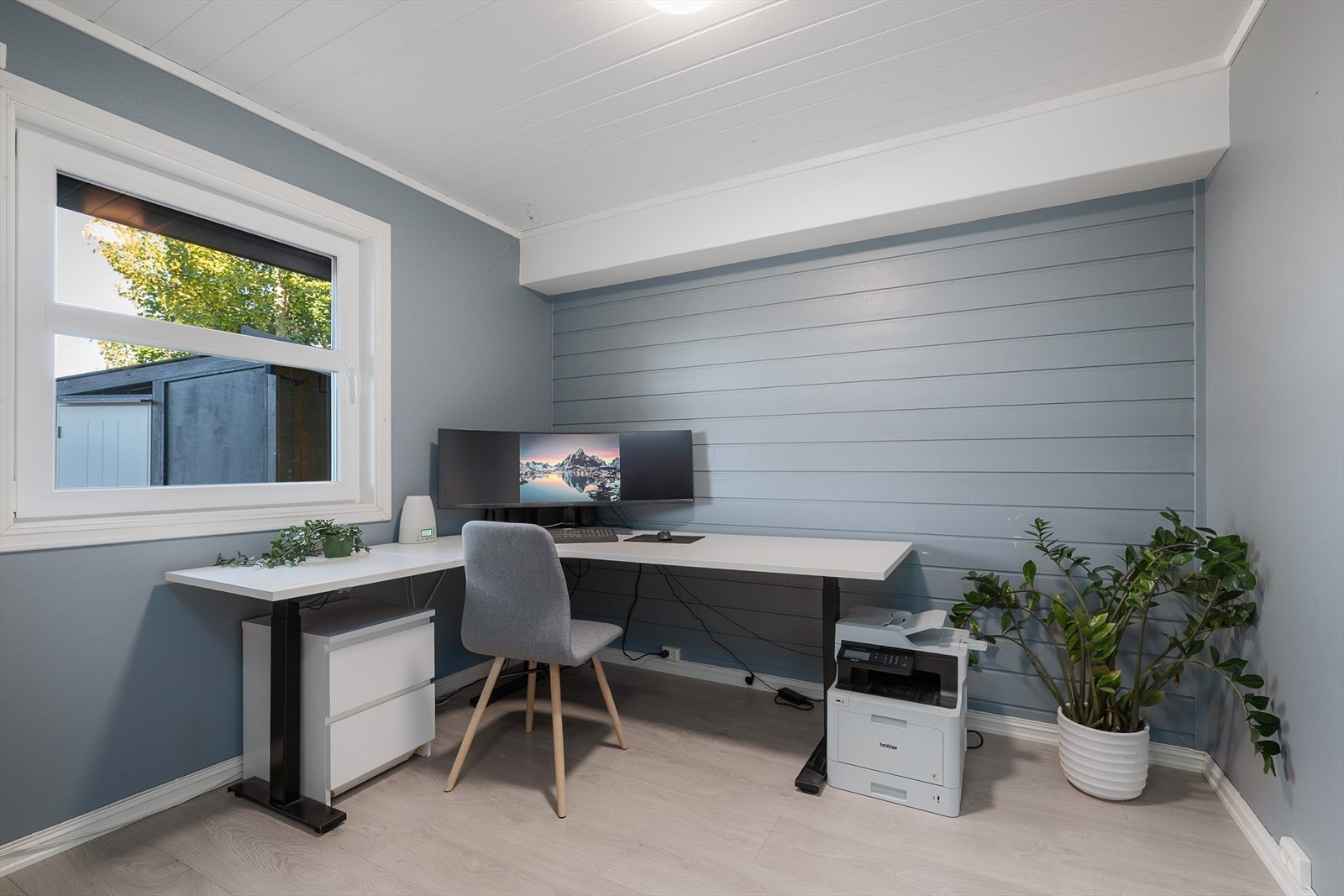 Soverom 3 ligger i boligens sokkeletasje og er i dag innredet som kontor. Gulvvarme. Galleribilde