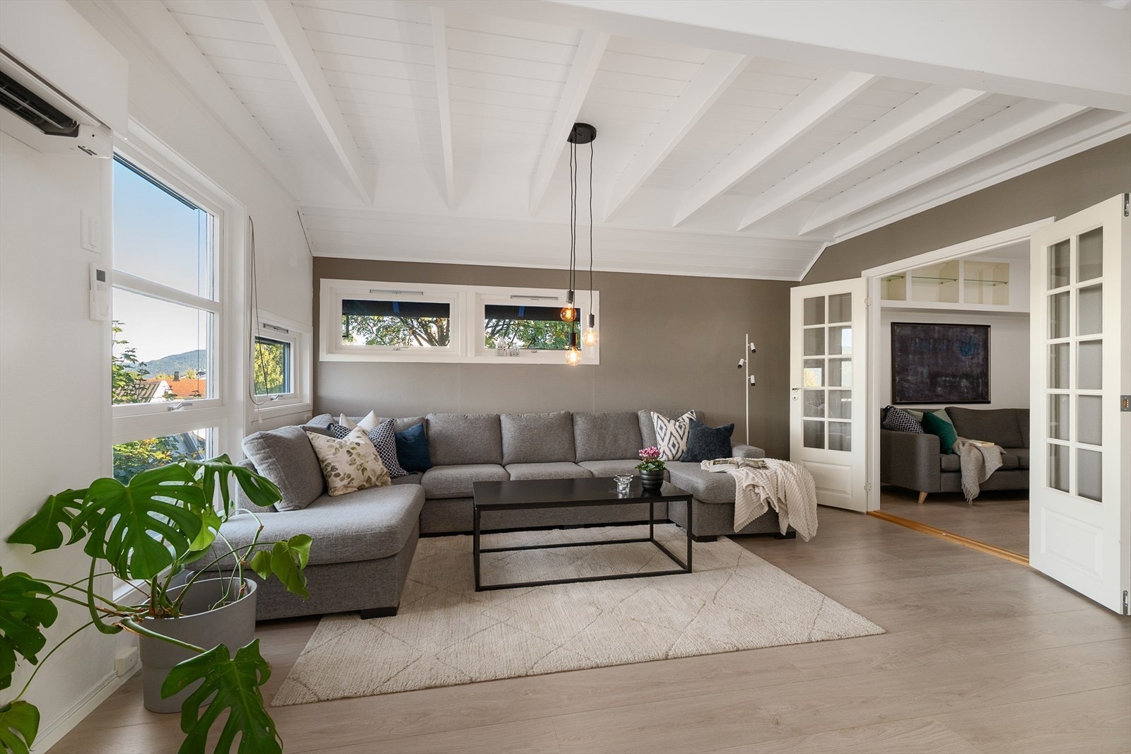 Innbydende stue med tilstøtende TV-stue. Delikat og tidløst fargevalg på overflater. Gulvvarme i TV-stue, stue/spisestue og kjøkken. Galleribilde