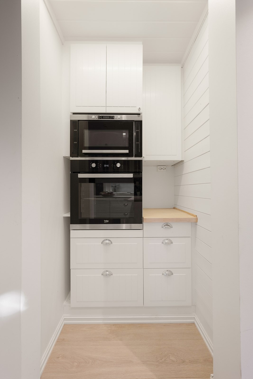 Integrert komfyr og microbølgeovn i en egen nisje på kjøkkenet. Galleribilde