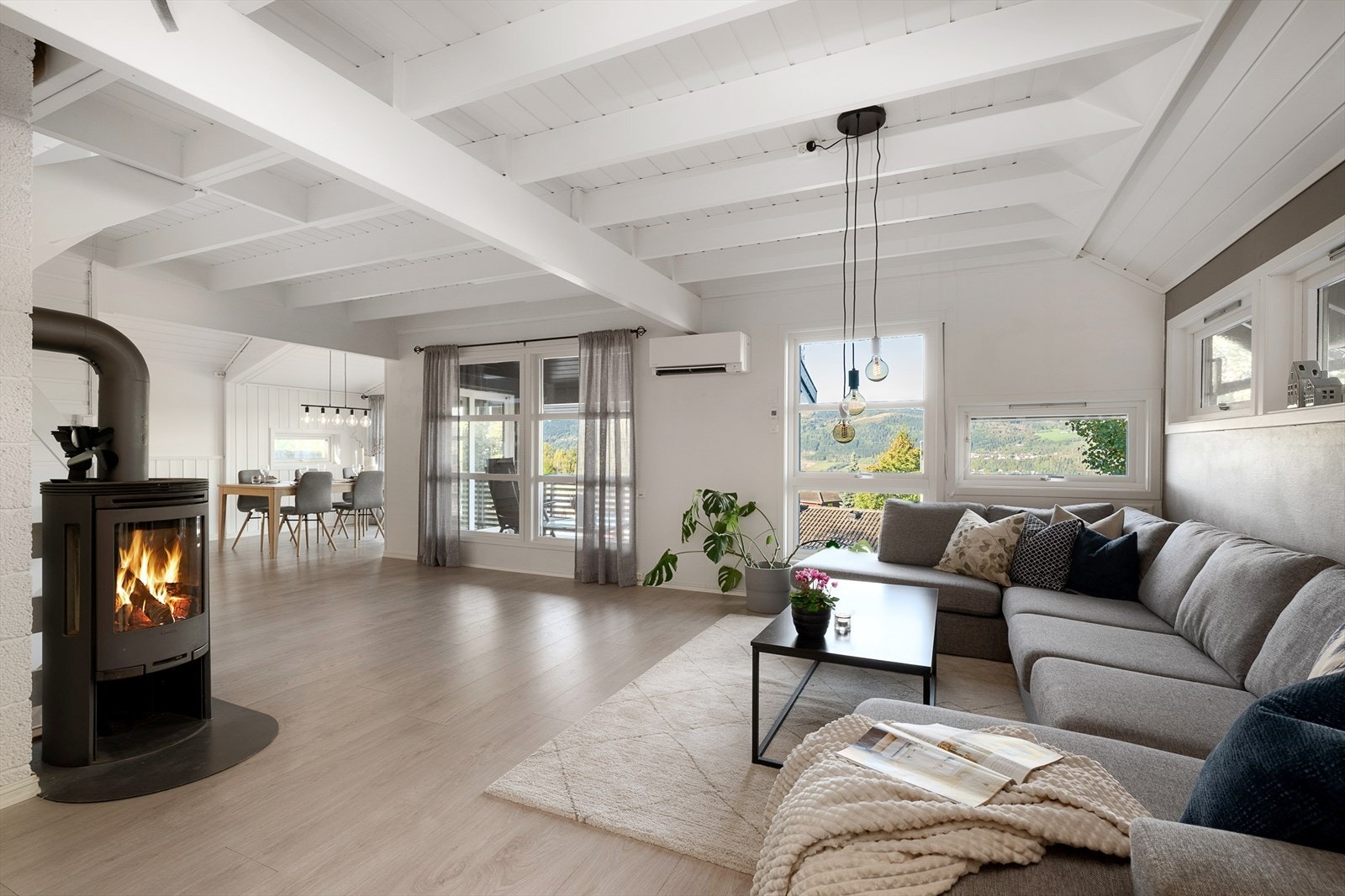 For ekstra god varme er det installert peisovn i stua. Oppholdsrommet er åpent og hyggelig og det kommer rikelig med naturlig lys inn gjennom store vindusflater. Galleribilde