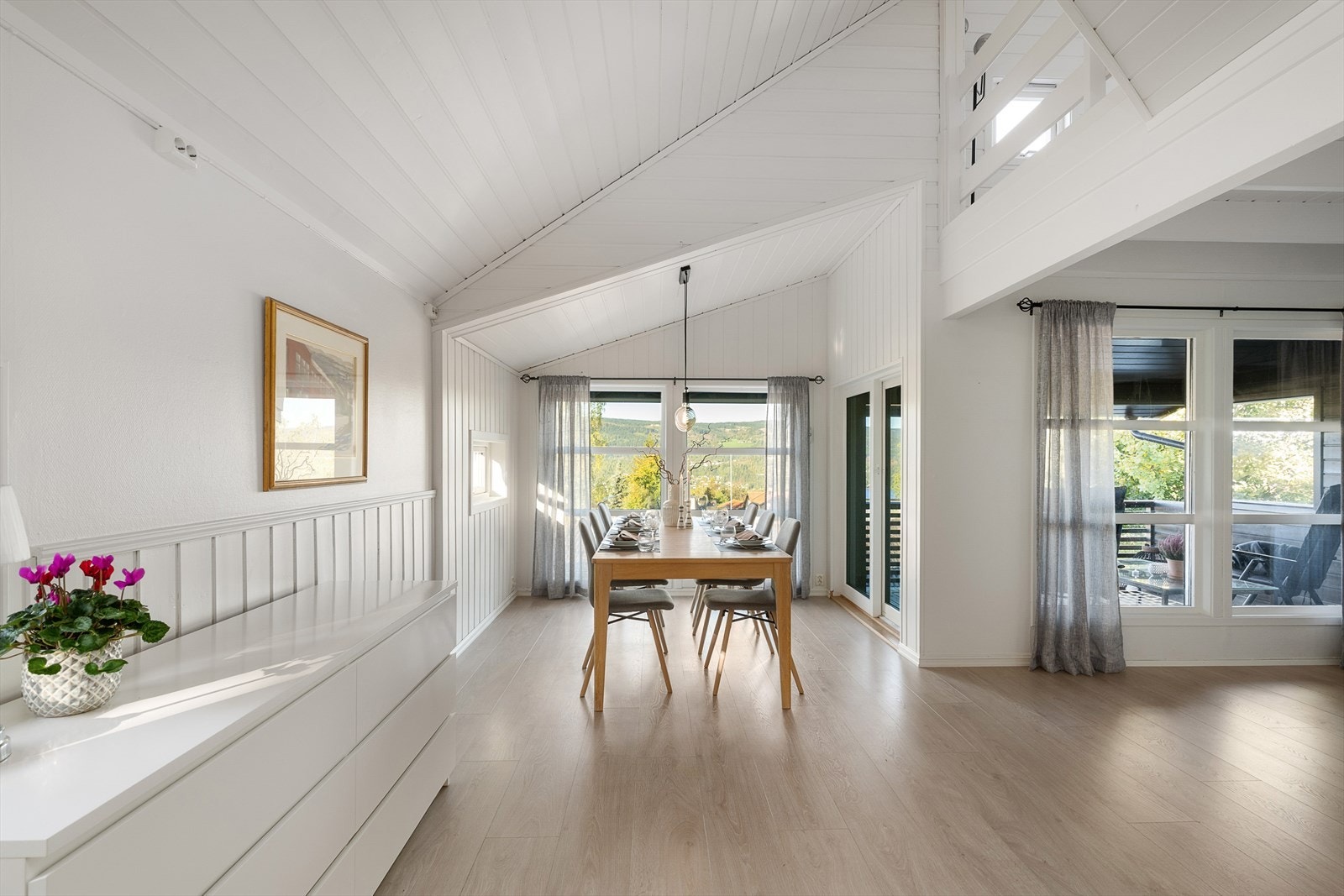 Lyst og lekker. Fin effekt inn i rommet av de store vindusflatene. Det er en delvis åpen løsning mellom loftstua på plan 3 og stua/spisestue. Galleribilde