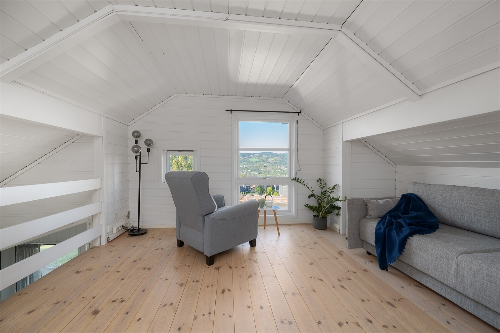 Gode muligheter til å nyte fin utsikt fra loftstuen. Galleribilde