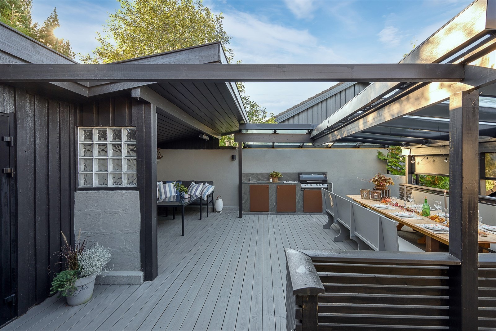 I tillegg til adkomst fra kjøkkenet er det trapp fra uteplassen og ned til gårdsplassen. Galleribilde