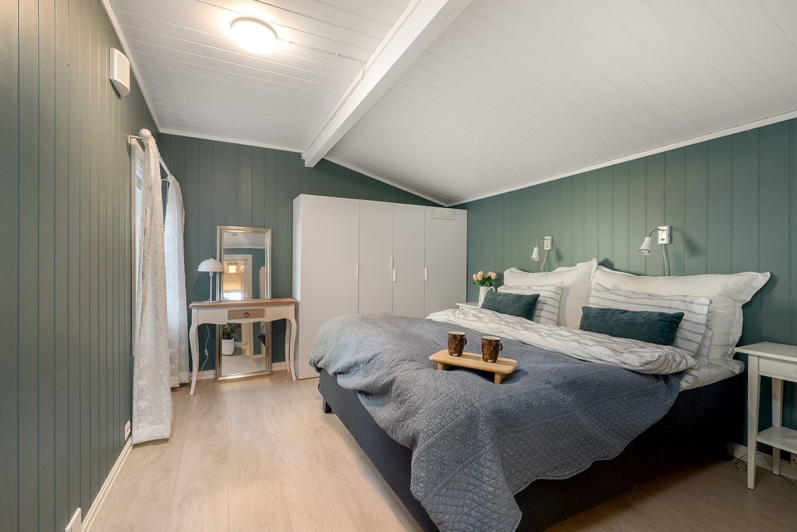 Soverom 1 innredet med dobbeltseng. Plass til garderobeskap. Galleribilde