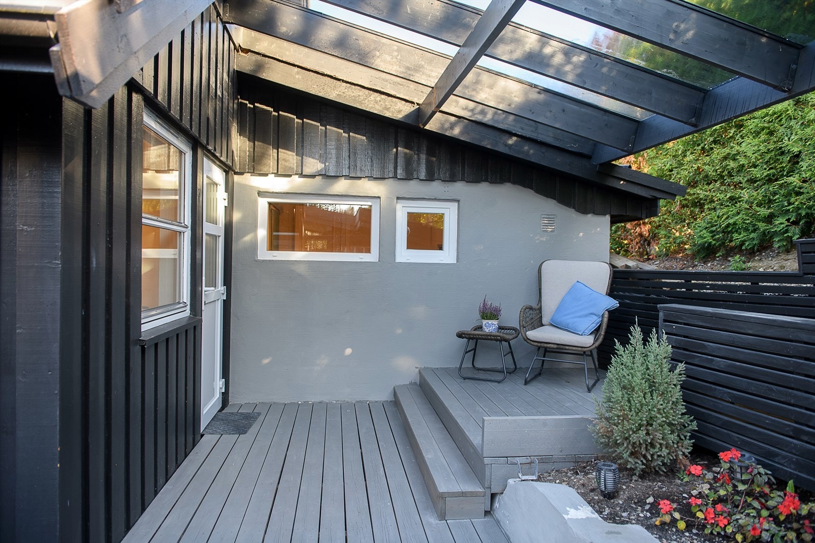 Det er flere soner for å oppholde seg utendørs. Her er det bare å følge sola og nyte utelivet i fred og ro. Galleribilde