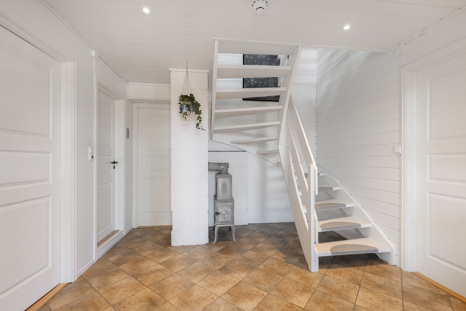 I tillegg til fliser med varmekabler på gulvet er det installert en vedovn i hallen som gir god varme på den kalde årstiden. Galleribilde