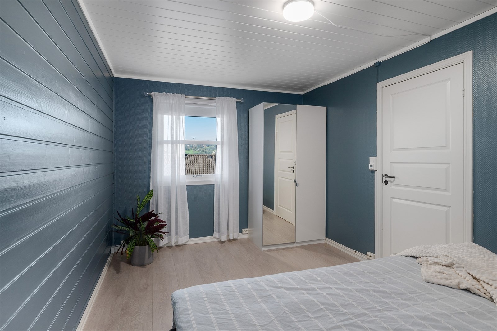 Plass til garderobeskap på soverom 2. Galleribilde