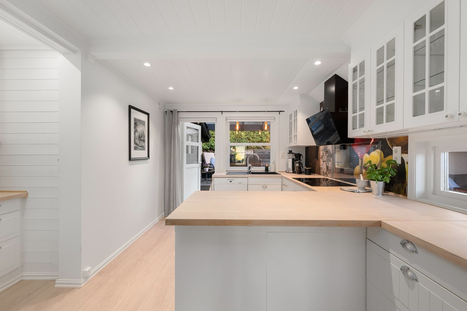 Lyst og pent kjøkken med romslig innredning. Rikelig med skap-og benkeplass. Tidløs fargetone på innredningen. Galleribilde