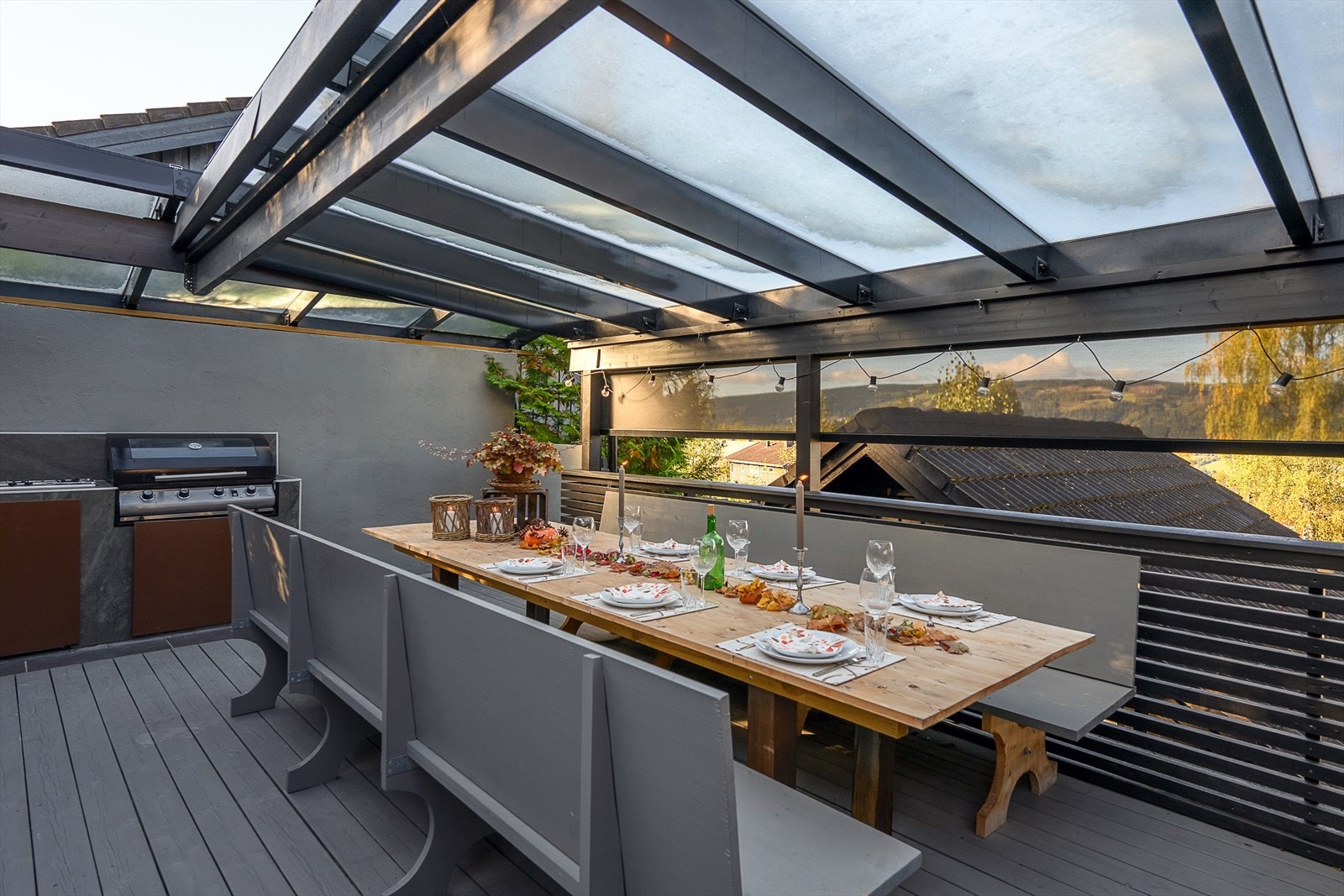 Her er det vel tilrettelagt for å hygge seg utendørs. Den hyggelige uteplassen med utgang fra kjøkkenet har skikkelig langbord og et utekjøkken. Her sitter du forholdvis skjermet for innsyn. Galleribilde